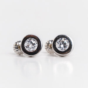 Aros solitarios de oro blanco 18 kt y zafiro blanco.