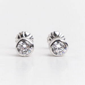 Aros solitarios de oro blanco 18 kt y zafiro blanco